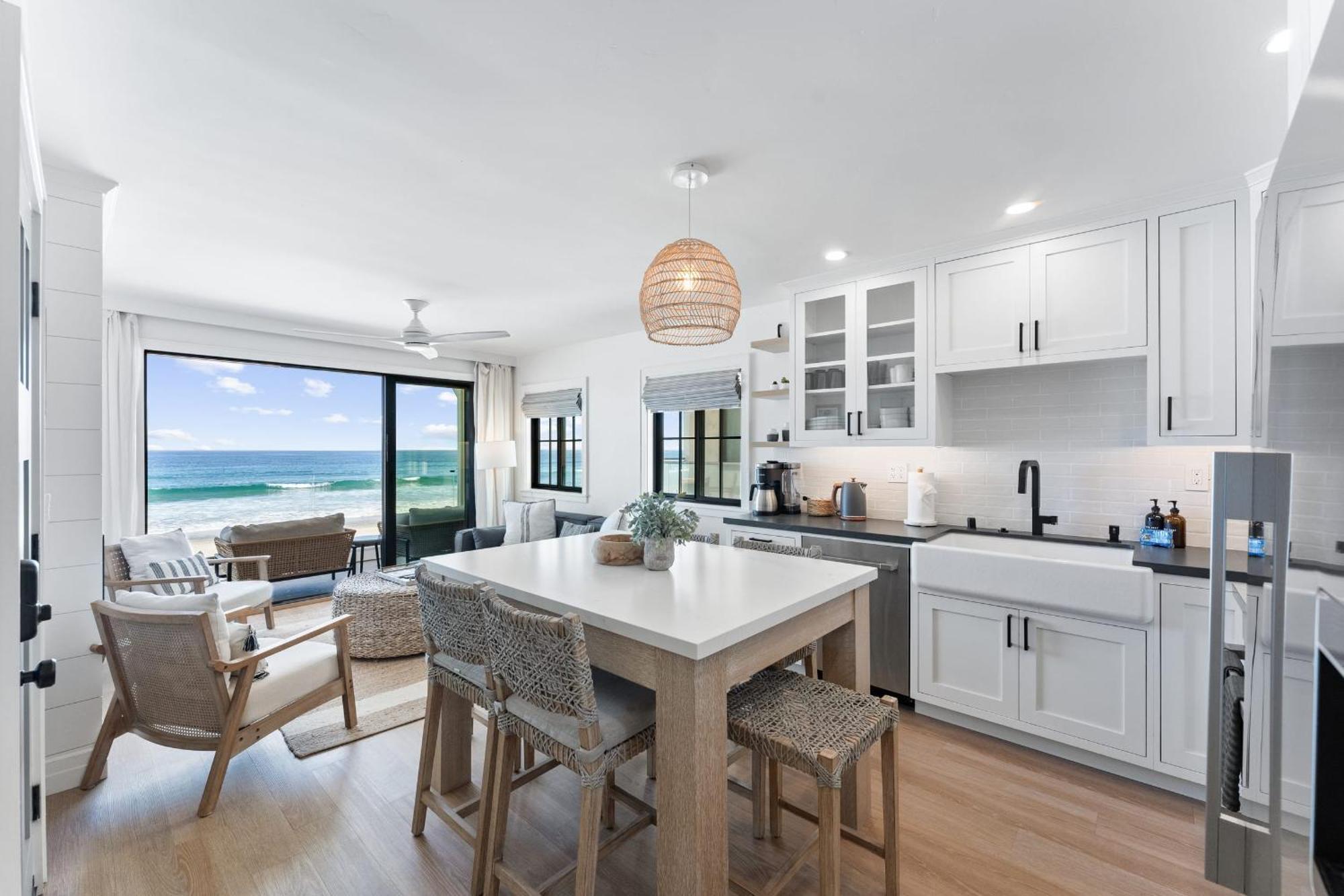 N Oceanfront Masterpiece With Rooftop & Hot Tub Holiday home San Diego