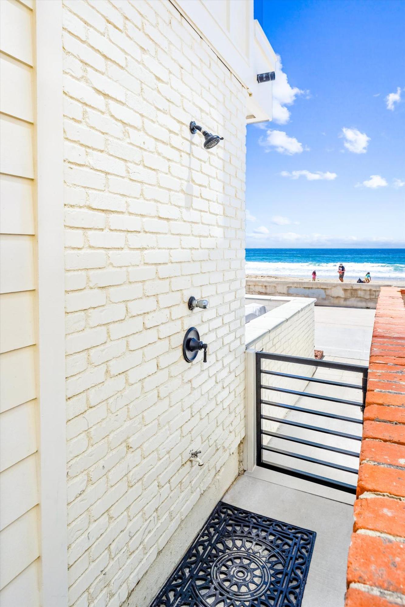Holiday home N Oceanfront Masterpiece With Rooftop & Hot Tub *