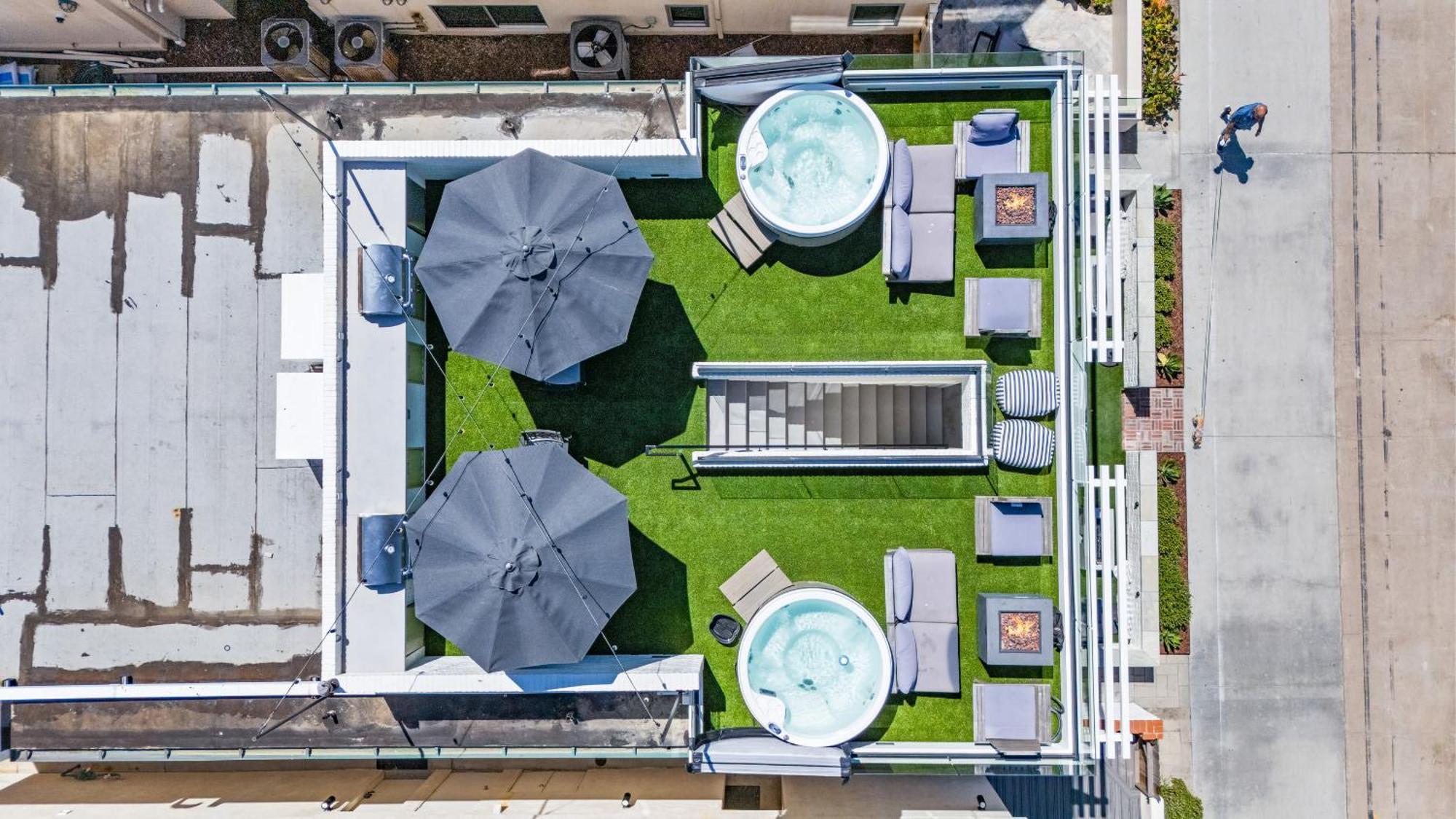 N Oceanfront Masterpiece With Rooftop & Hot Tub Holiday home *