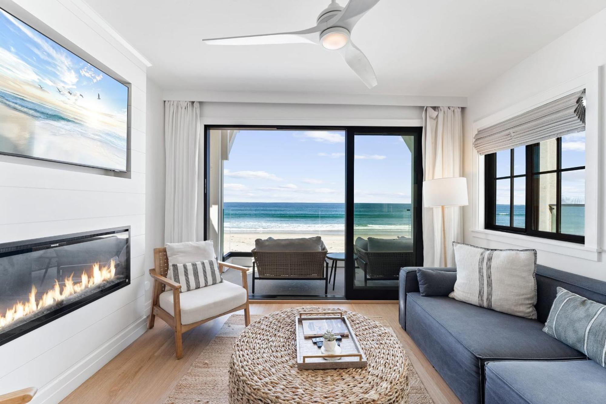 Holiday home N Oceanfront Masterpiece With Rooftop & Hot Tub *